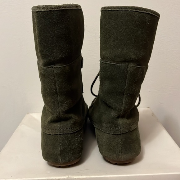 EUC Minnetonka size 8.5 Suede Fayetteville Folded Collar Boot with box - Picture 3 of 7